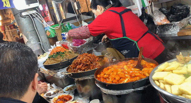  종로 광장시장 맛집 오동통한 떡볶이와 고소한 잡채 먹거리 짱많아용