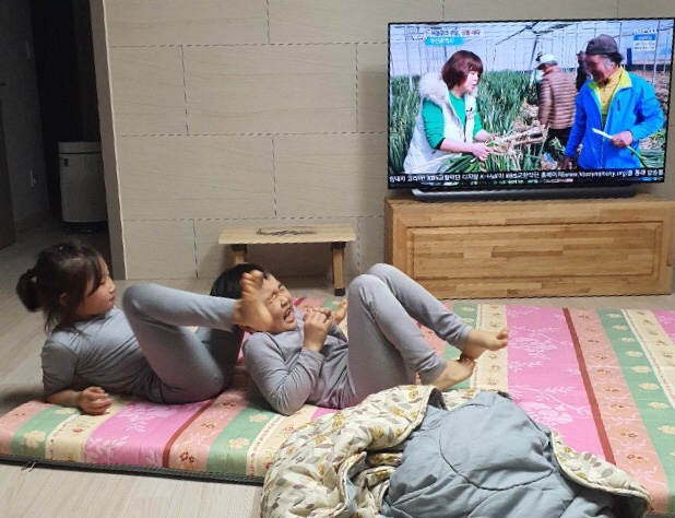 서로를 그리워하는 둥이들의 화상통화