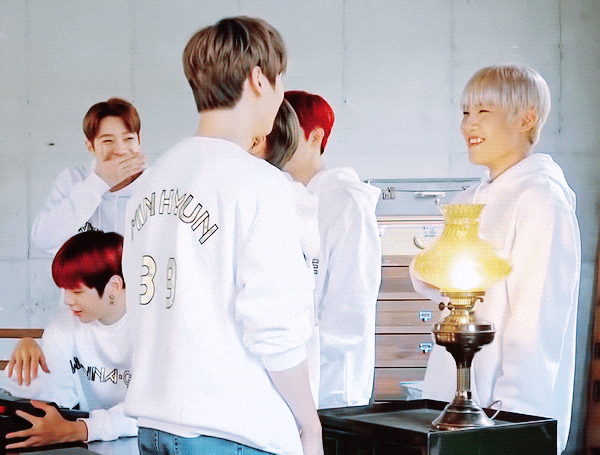 오케워너원 황민현 박우진 시즌 그리팅 촬영 비하인드 움짤! (Feat. 황배참린) 오케워너원 황민현 박우진 시즌 그리팅 촬영 비하인드 움짤! (Feat. 황배참린)