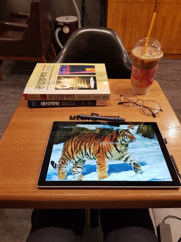  오늘도 카페에서 전공공부했당...