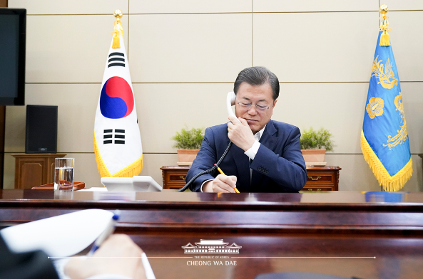 문재인 대통령, '트뤼도' <b>캐나다</b> 총리와 전화 <b>통화</b>