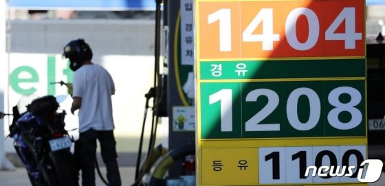 국제유가 반토막 났는데…주유소 기름값 왜 안 내려갈까? 국제유가 반토막 났는데…주유소 기름값 왜 안 내려갈까?