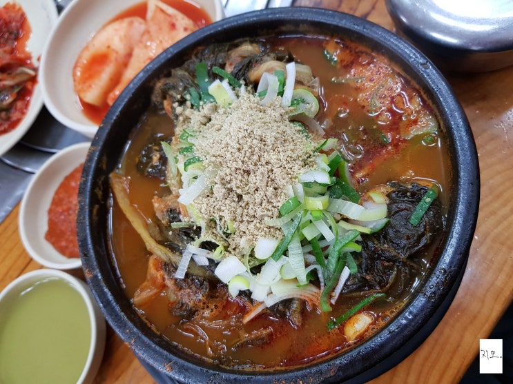  먹거리도 즐겨가며 조심조심 거리두기합시다.