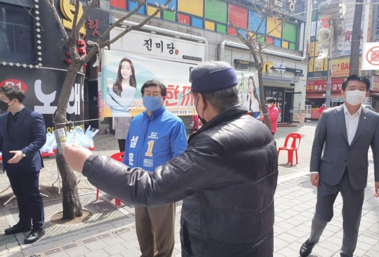  영화의거리번영회에서 주최하는 ‘어르신 밥한끼 대접행사’에 참석했습니다.