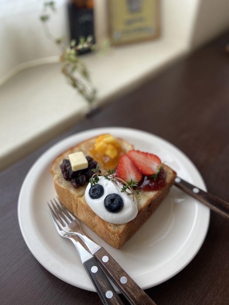  혜화역 카페 : 대학로 데이트하기 좋은 인스타 감성 카페 '일월일일' 맛도 최고