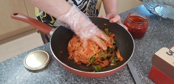  오늘의 점심식사는 비빔국수와 삼겹살구이입니다.