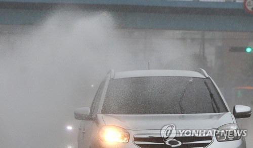 [전기자의 보험코칭] 고인 빗물이 옆 차선 운전자 시야 가려 `꽝` 과실은?