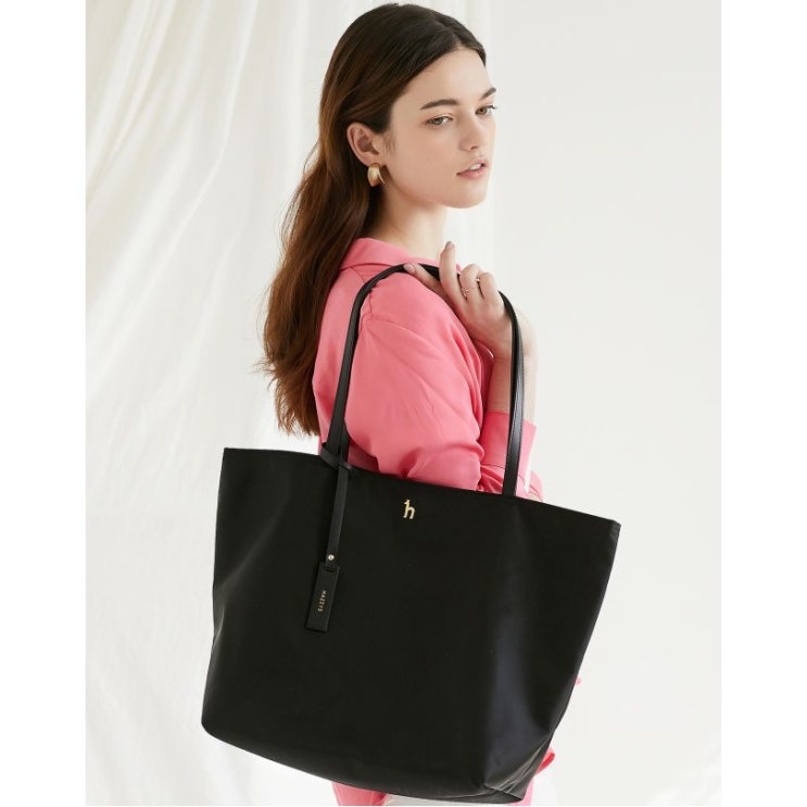 헤지스 악세서리 여성 19FW 블랙 나일론 골드 퍼피로고 숄더백 HIBA9F911BK 추천해요 헤지스 악세서리 여성 19FW 블랙 나일론 골드 퍼피로고 숄더백 HIBA9F911BK 추천해요