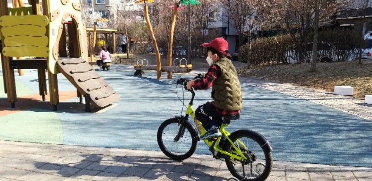  오랜만에 집앞에 놀이터에 왔다