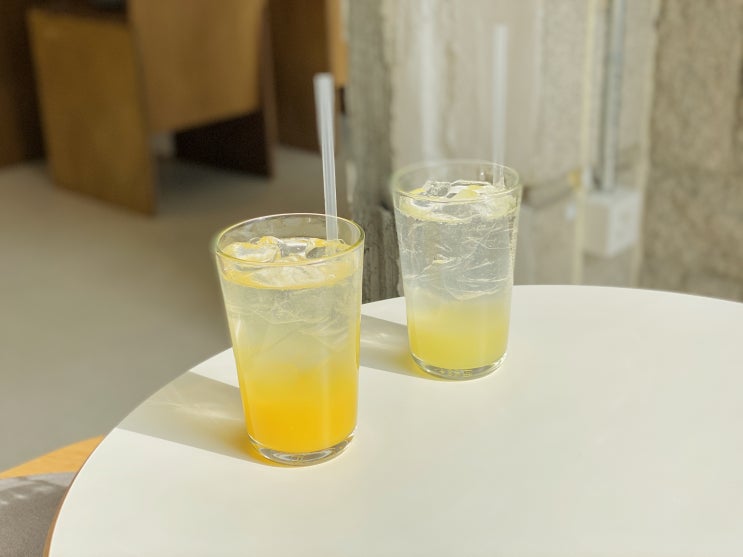  [합정역 카페] 신상 카페 인스타 감성 분위기가 예쁜 햇살 맛집'멧 라운지(Met Lounge)'