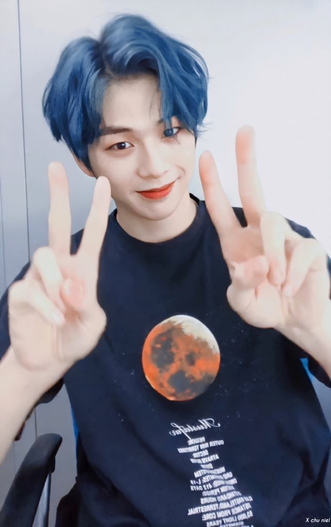 강다니엘 첫 미니앨범 CYAN 공식 기록 261,4** 장 판매