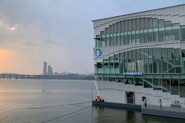  잠원 한강공원 "스타벅스 서울웨이브아트센터점" 한강뷰 선상카페