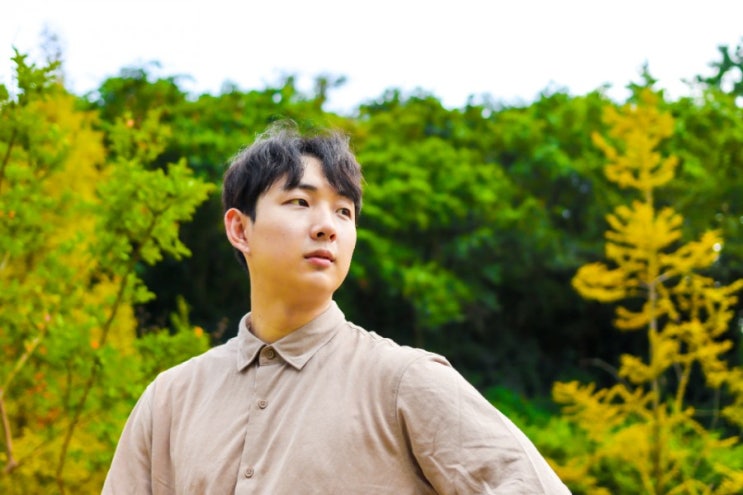  무채색을 대체하는 기본 컬러, 베이지색 셔츠를 활용한 그루밍하나 데일리룩