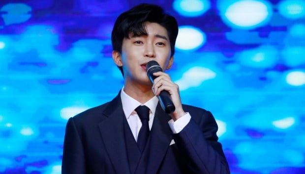 임영웅 더 크게 보고싶어요 집콕에 초대형 TV판매 신기록 _80인치이상 100만대 판매 전망 어르신 트롯 젊은층 넷플릭스 임영웅 더 크게 보고싶어요 집콕에 초대형 TV판매 신기록 _80인치이상 100만대 판매 전망 어르신 트롯 젊은층 넷플릭스