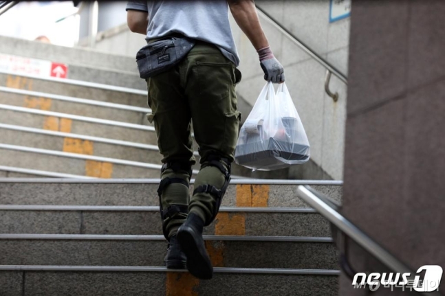 1억?…목숨 건 라이더들이 말하는 진짜 평균 수입 1억?…목숨 건 라이더들이 말하는 진짜 평균 수입