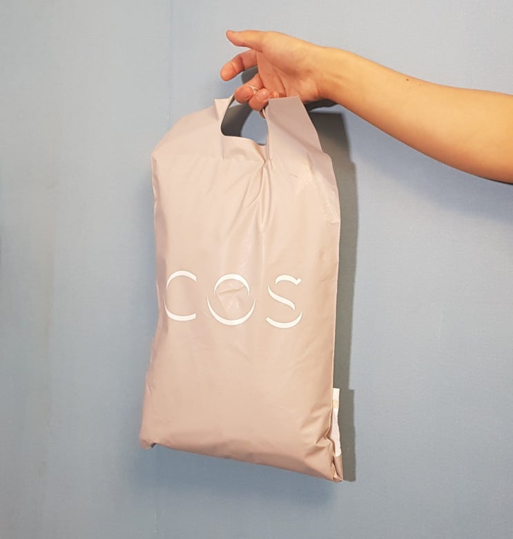 남친짤 생성가능한 코스(COS) 맨투맨 블랙