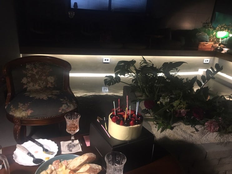  구리 맛집 낮에는 카페 밤에는 와인바 분위기 좋은 화려한목요일