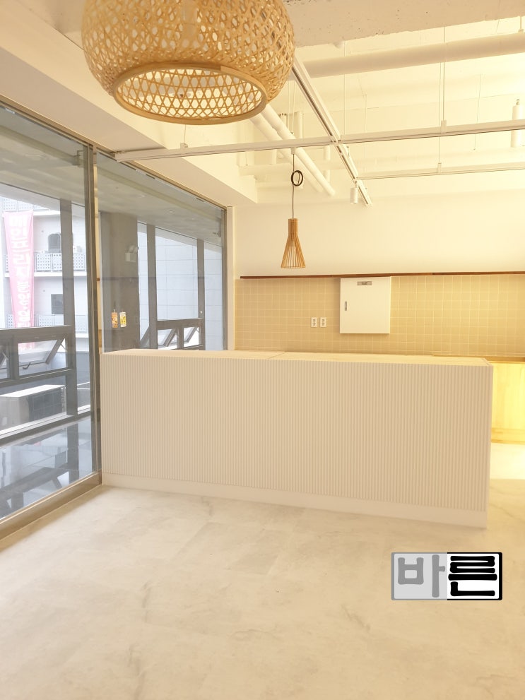  화성송산그린시티 상가 인테리어 바닥타일 벽페인트 천정페인트