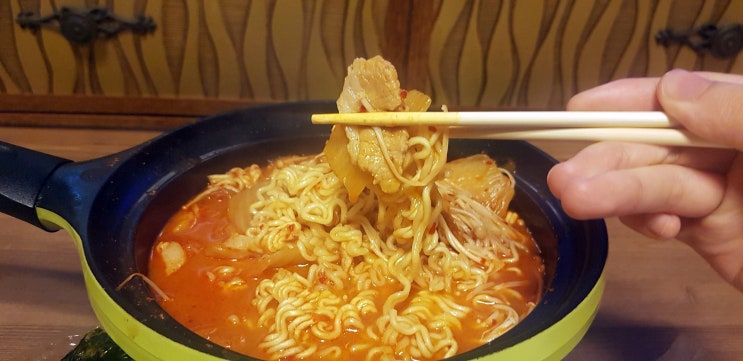 밥뚝딱김치찌개 본점, 돼지고기김치찌개와 치츠계란찜 배달 후기