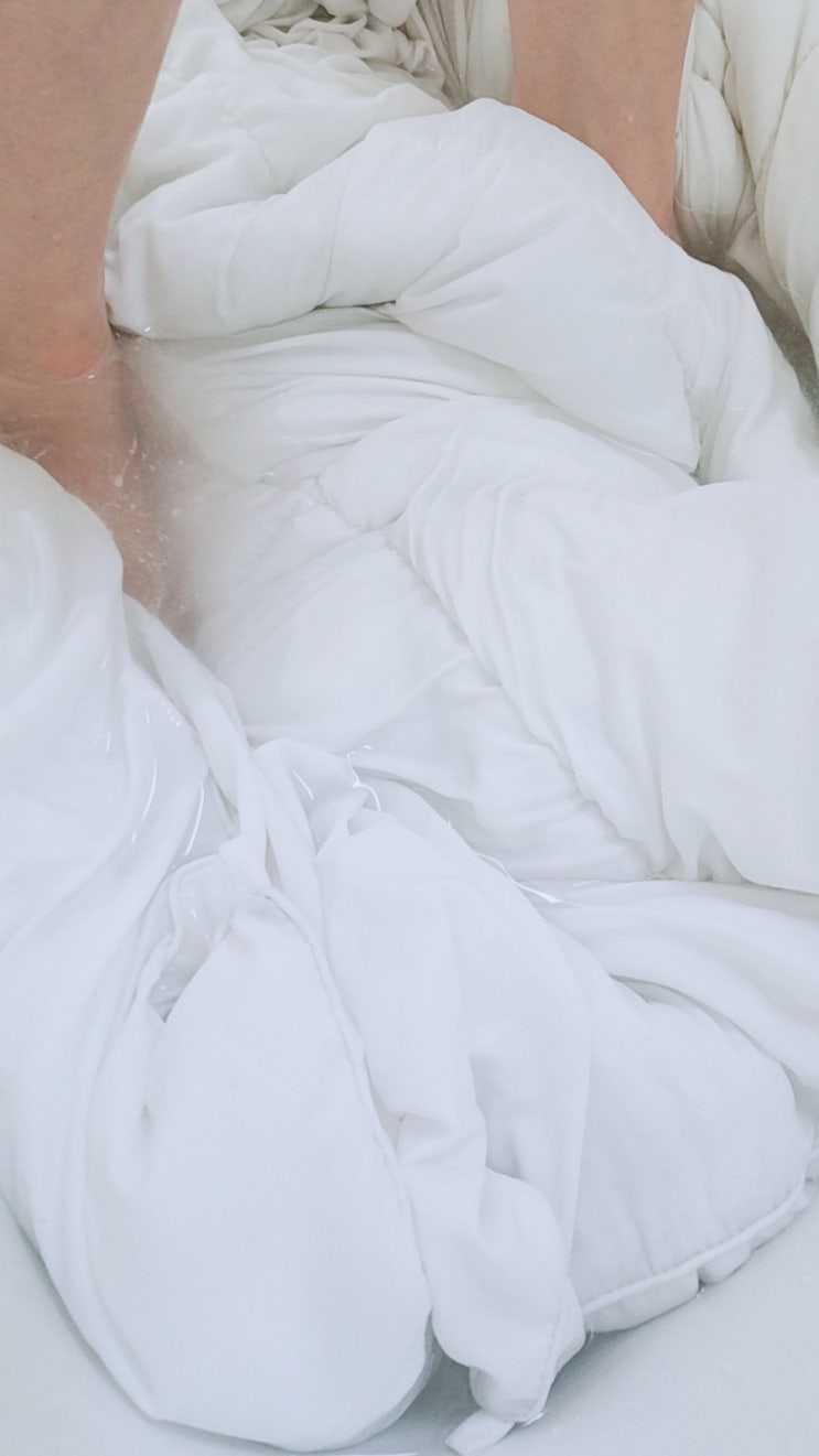  하루 하나 정리> 오늘은 흰 이불 빨래요! 발로 밟아서 깨끗하게 빨아주기^^