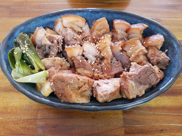  쫀득쫀득 맛있는 족발과 보쌈 사이 수육&부추무침 레시피