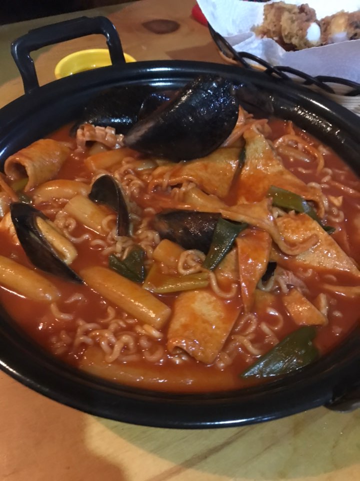  홍대삭에서 해물떡볶이와 순대볶음