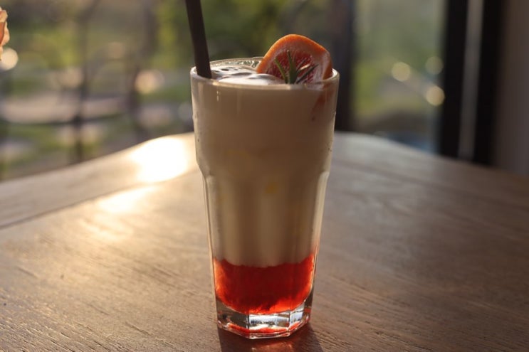  서귀포 카페루시아(Cafe Lucia’s)제주 저녁 노을 보기 좋은 카페, 인스타 감성 카페, 외부 테라스와 넓은 주차장