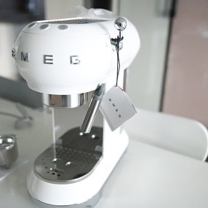 스메그 커피머신 화이트 개봉기 : 인테리어 효과 업smeg coffee machine white  (ECF01WHKR)