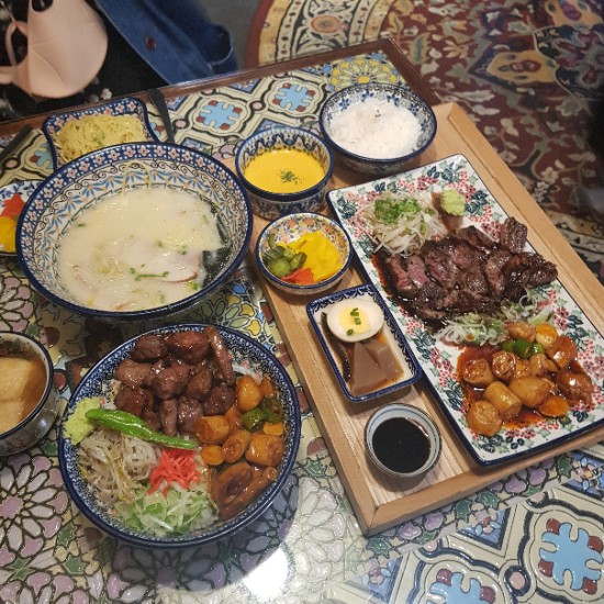  먹고 놀고 돌아다니기