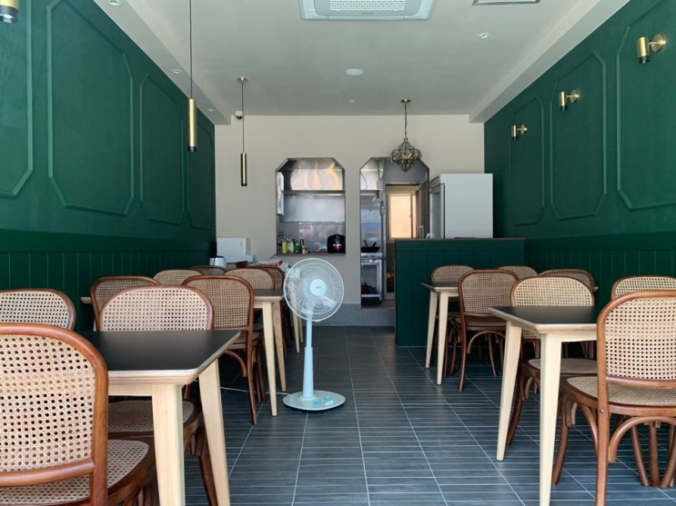 안산 소형 식당 인테리어 : 포세린 타일 팬던트 조명 마무리