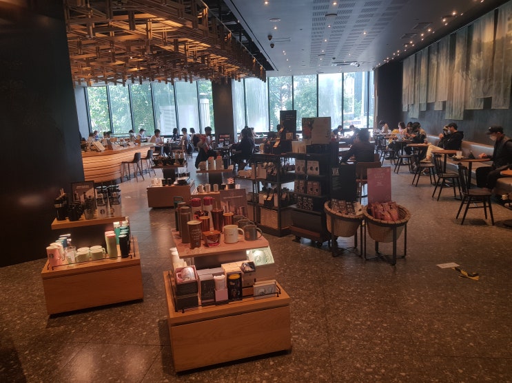  스타벅스 강남R점에서 애플 쿠키 크림 프라푸치노 마셔봤어요~