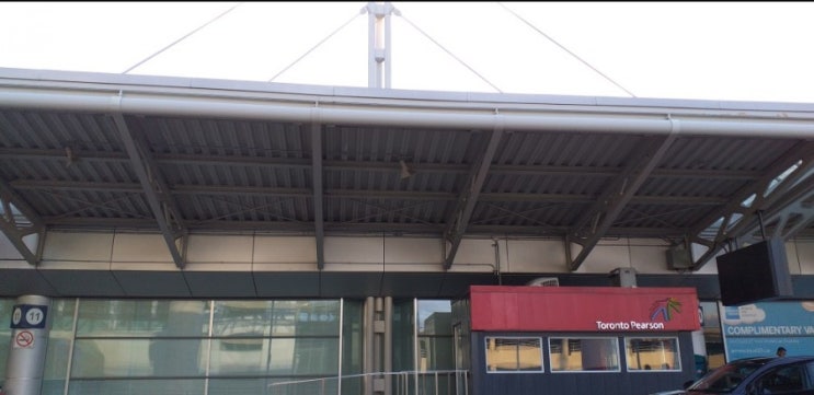  TORONTO PEARSON AIRPORT 공항에 왔어요.