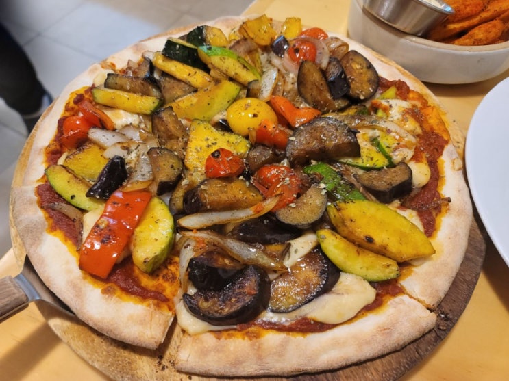  비건은 맛없다?! 고기 러버가 야채 피자 흡입한 내돈내산 후기
