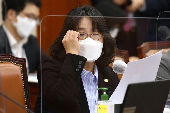 윤미향 "후원금 9000만원 못 돌려줘, 반환 소송 비용도 내라" 윤미향 "후원금 9000만원 못 돌려줘, 반환 소송 비용도 내라"