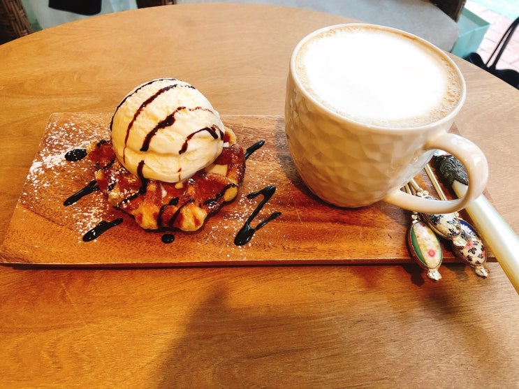 약수역 카페 사진 찍기 좋은 감성 카페 LEAF COFFEE 리프커피