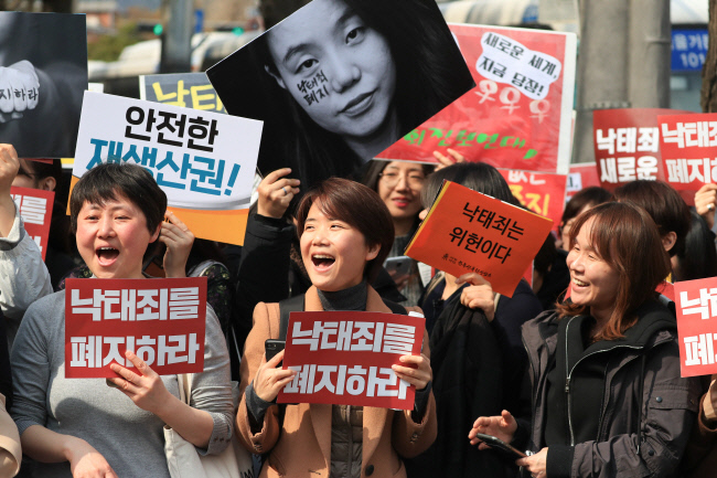 [이진송의 아니 근데] ‘공범’인 남성의 책임은 어디에도 없다…낙태죄를 폐지하라