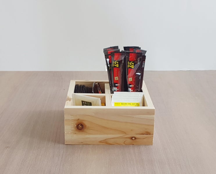  좁은 탕비실을 정리해줄 틈새정리의 강자 원목 티백 정리함