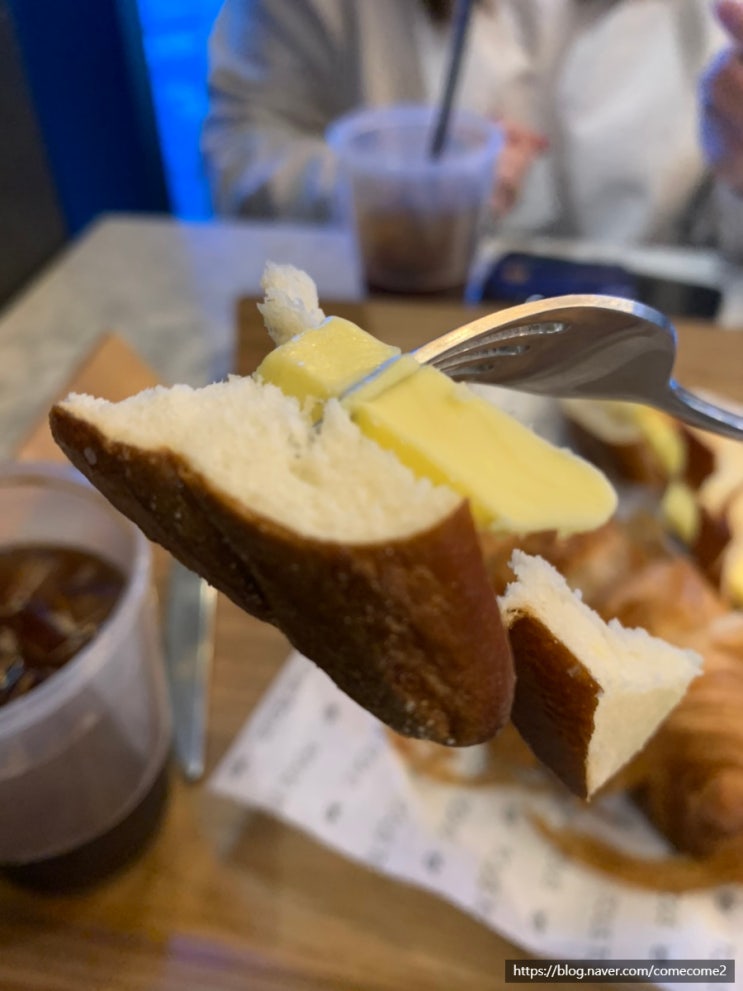 (서울/선유도역) 여자친구랑 뚜스뚜스베이커리카페에서 빵이랑 커피 ️ 마시면서 힐링했어요 (베이커리카페,크루아상,쁘레첼,버터)