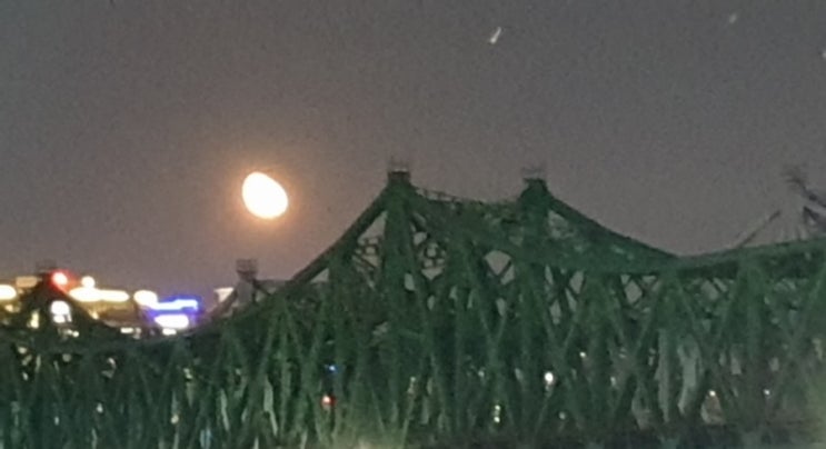 서울 하늘의 달빛