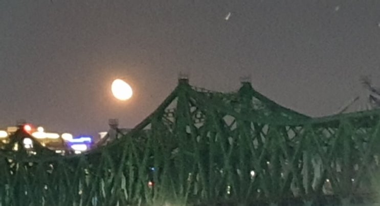  서울 하늘의 달빛