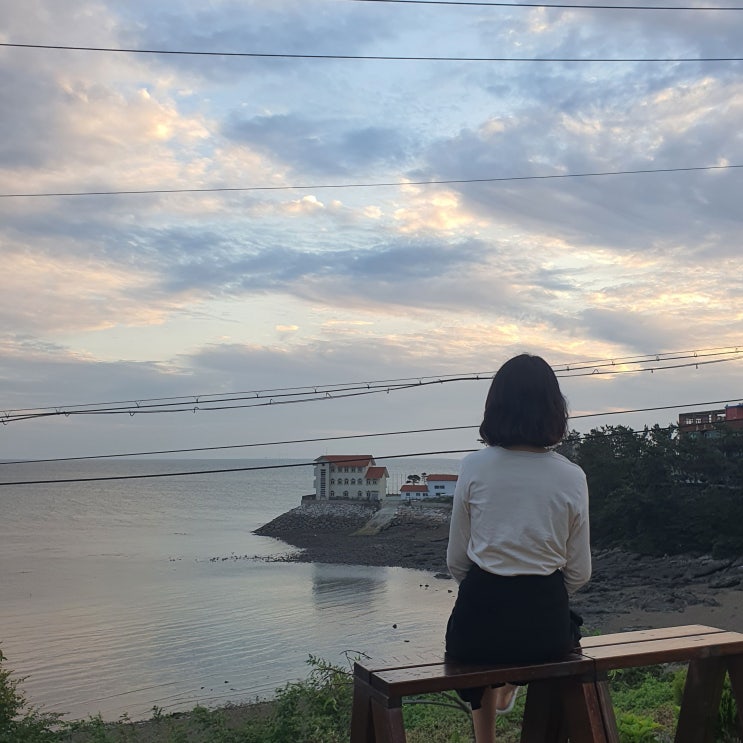  끝이 보이지 않는 바다를 보며 커피와 디저트를 먹을 수 있는 부안카페 : 마르