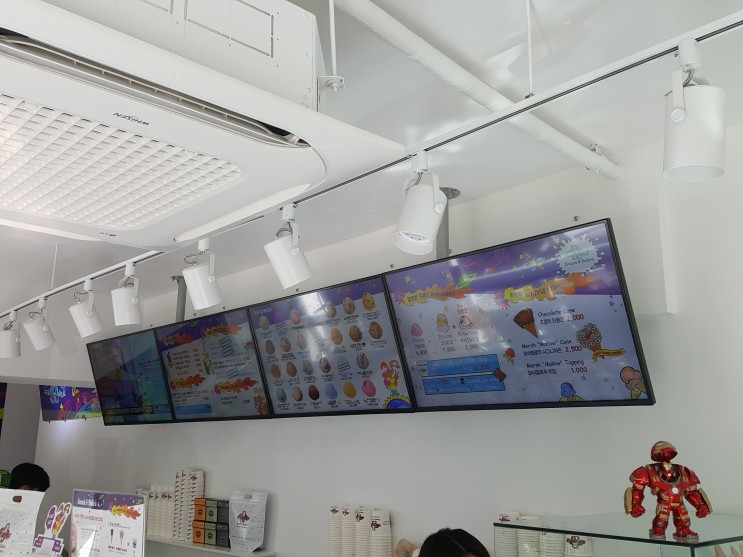 강남 아이스크림 전문점 프랜차이즈에 42인치 DID 전자메뉴판