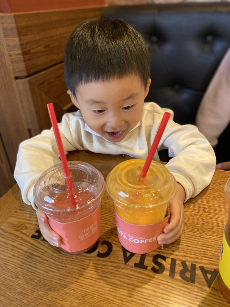  삼성동 아리스타커피 딸기 홍시 생과일주스