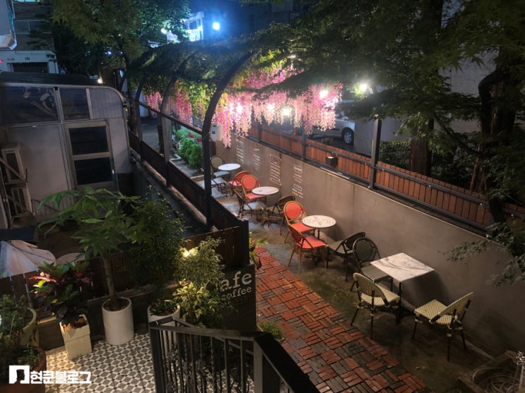 오목교 카페 - 에프스토리 / 테라스가 인상적인 작은 주택을 개조한 목동 감성 카페