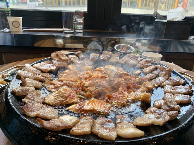 [서면] 무쇠돌판 위 삼겹살 기름으로 김치를 볶아먹는 맛집 : 무쇠김치삼겹 (feat. 김치전골)