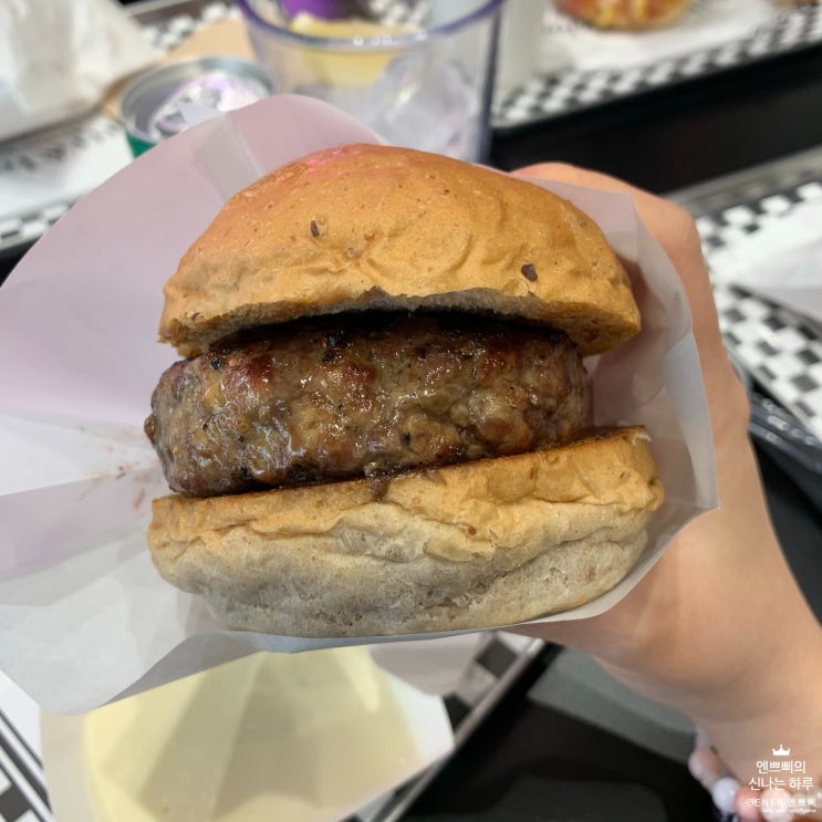  신사 압구정 맛집 :: 패티앤베지스 Patty&Veggies_패티와 치즈 만으로도 맛있는 수제버거! 싱글딥 에멘탈!
