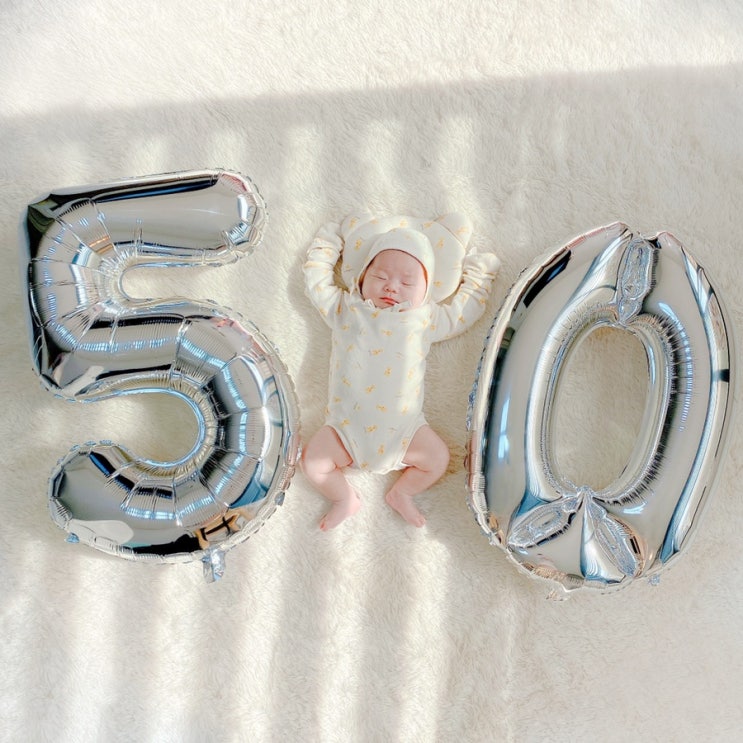  50일 셀프촬영 :: 코로나 시대 아기 기념촬영은 집에서 셀프로!! (촬영소품, 대형숫자풍선, 아기 의상,배경은 베이지 러그)