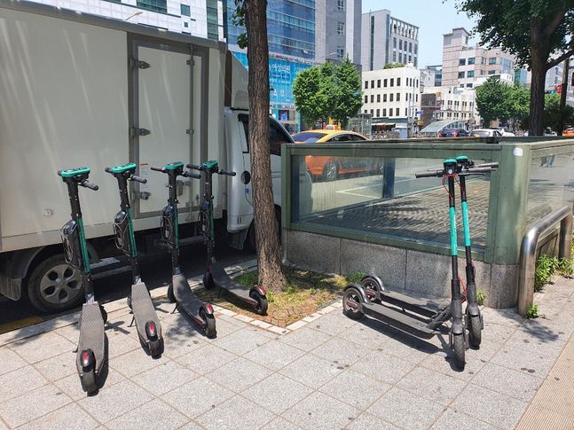 '킥보드 사고' 차보험으로 보상…보험업계 '난색' '킥보드 사고' 차보험으로 보상…보험업계 '난색'