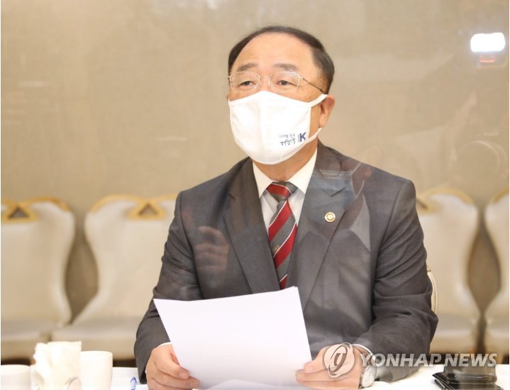 홍남기 "신혼부부·생애최초 특공 30%, 소득기준 20∼30%p 완화" 홍남기 "신혼부부·생애최초 특공 30%, 소득기준 20∼30%p 완화"