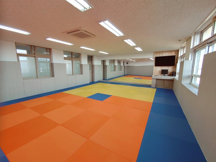  전북 고창 흥덕중학교 소규모실내체육시설 - 다오코리아 안전 바닥매트&안전 보호벽매트(안전패딩) 설치